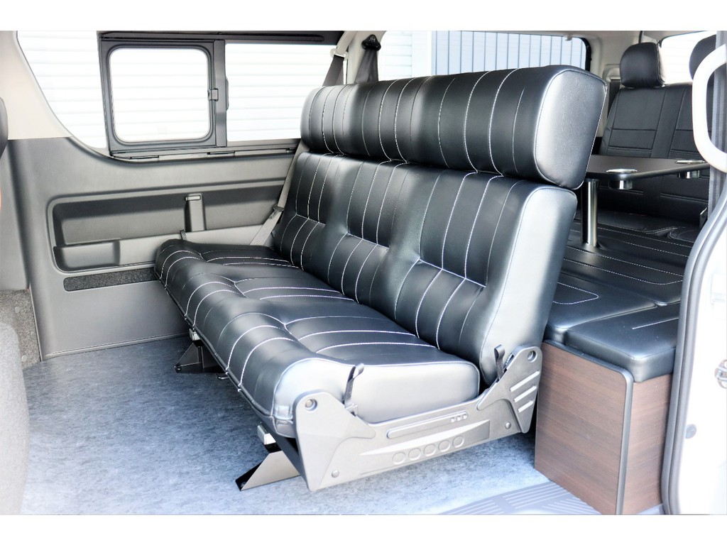 セカンドシートは幅広で快適なドライブをお楽しみいただけます！