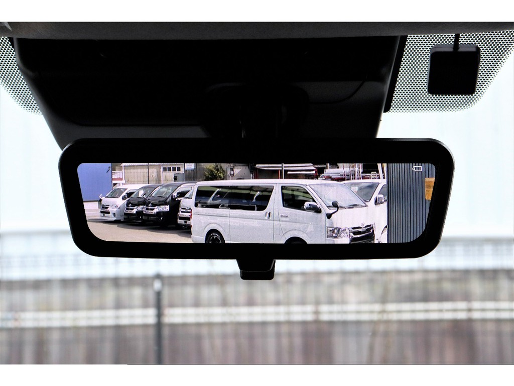 メーカーオプションのデジタルインナーミラー付き