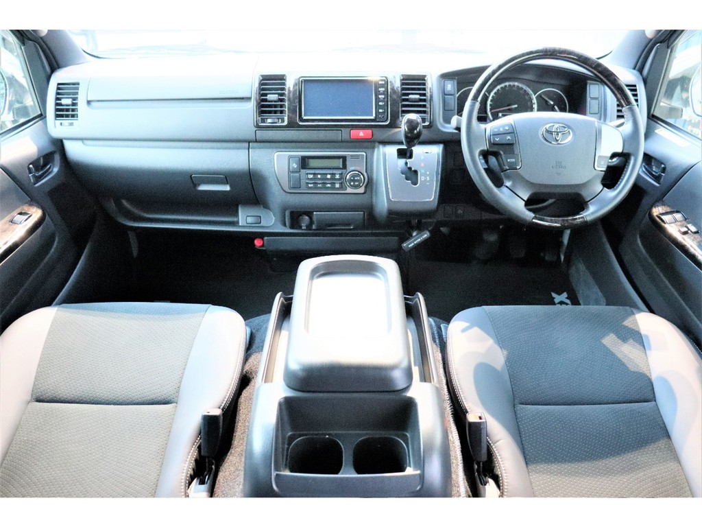 特別仕様車ダークプライムⅡなので内装カラーはブラック、専用パーツも多数!