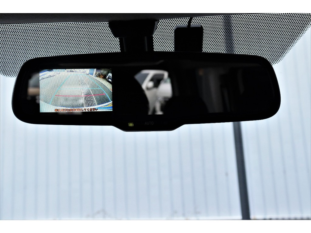 メーカーオプションの自動防眩付きバックカメラ
