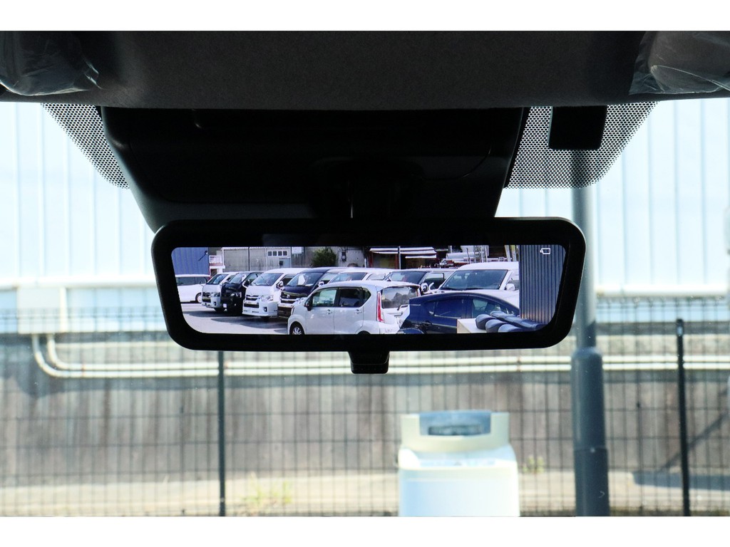 メーカーオプションのデジタルインナーミラー付き