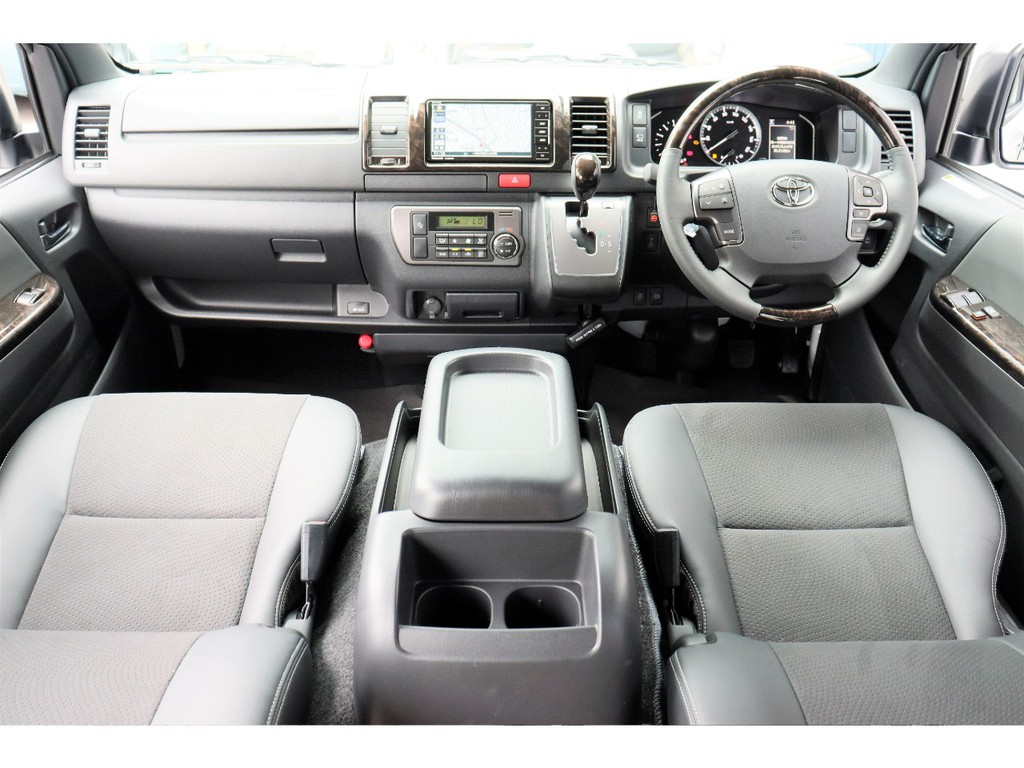 特別仕様車ダークプライムⅡなので内装カラーはブラック、専用パーツも多数!