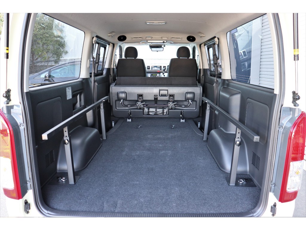 ベットマットを4枚とも外すと大きな荷室が確保することが出来、荷室に困る事はまずないかと思います！