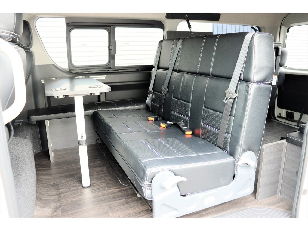 オリジナル内装架装「Ver.2」は2列目が3人ベンチシートでフルフラットのもできます