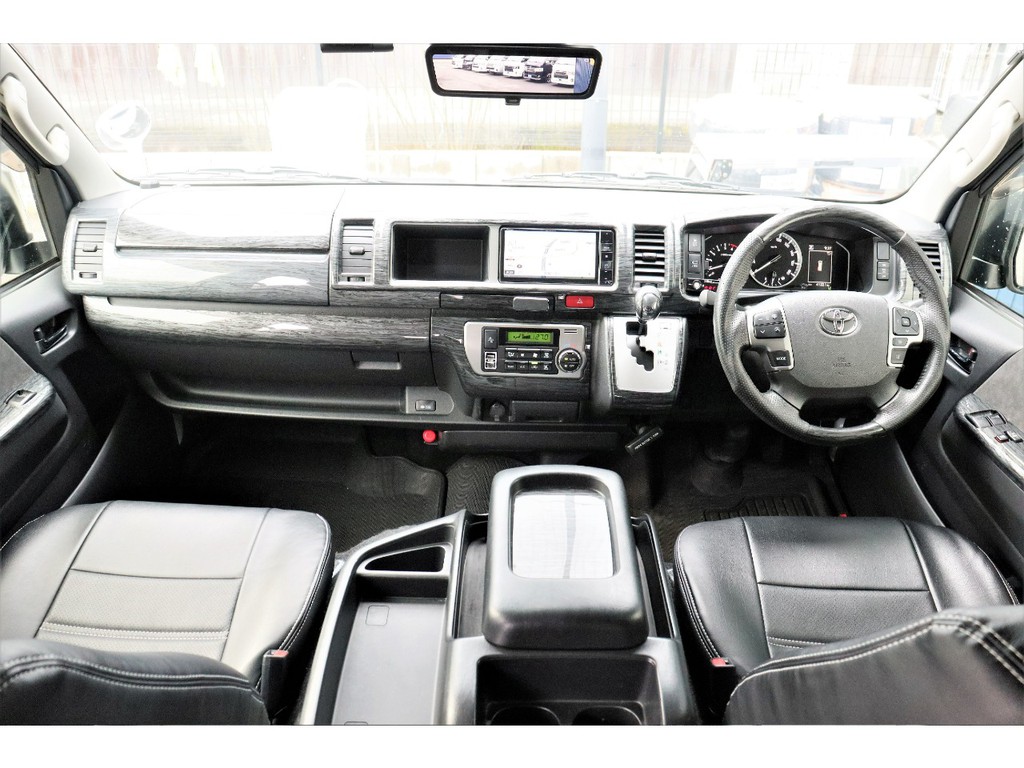 黒木目パネルセットが高級感を演出