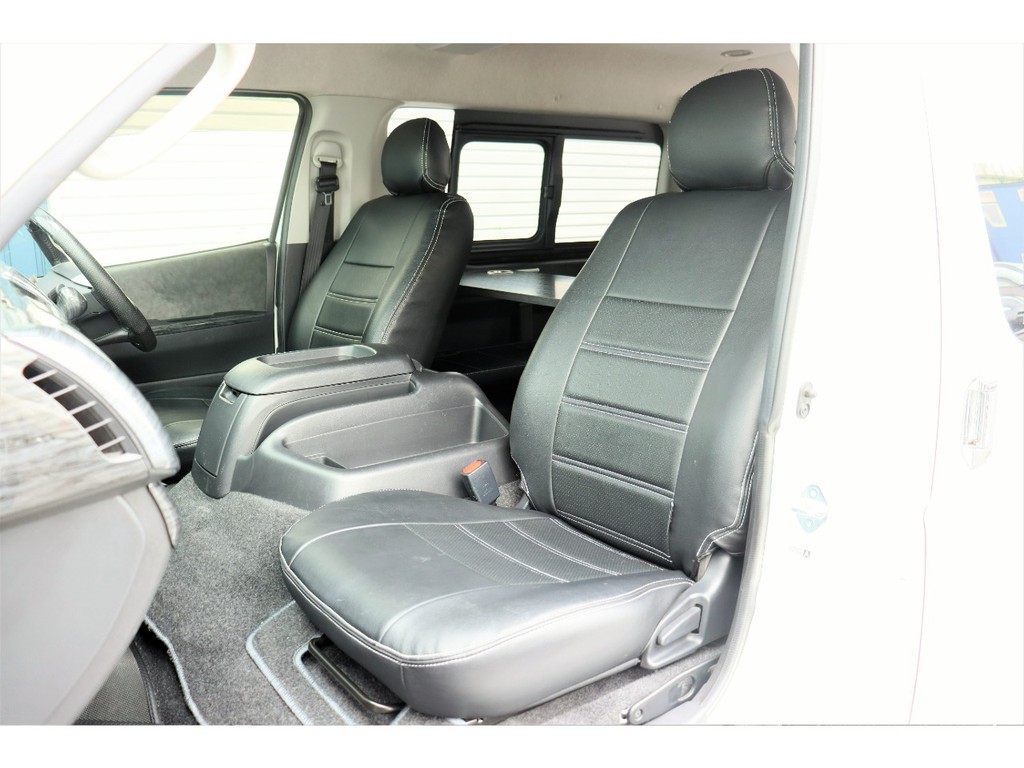 全席ブラックシートカバーを装着