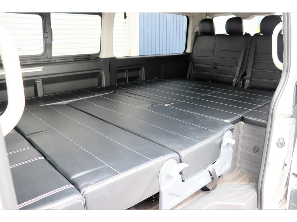 フルフラットにすると大人3人くらいなら楽々寝れます!