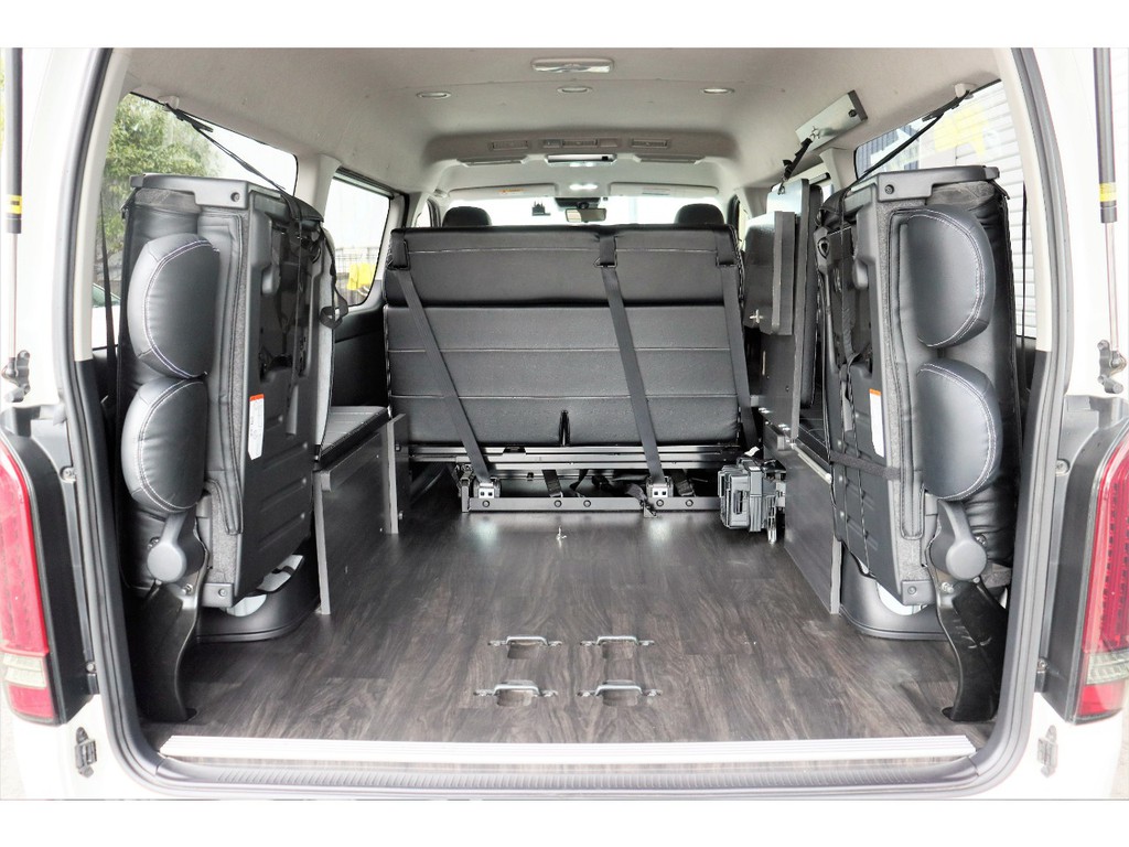 ベットマットを収納して４列目を跳ね上げれば広々ラゲッジスペースを確保