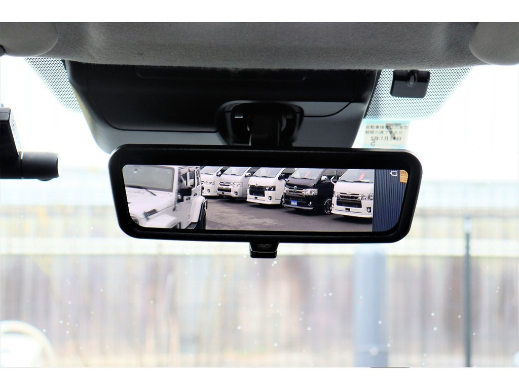 メーカーオプションのデジタルインナーミラー付き