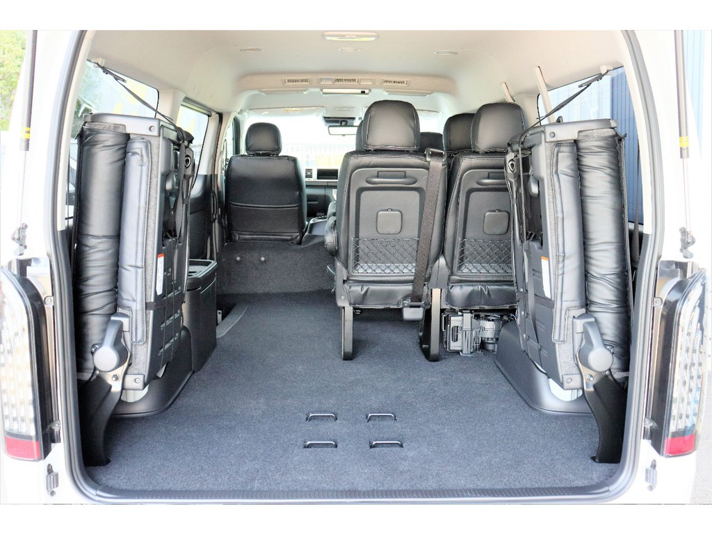 ４列目を跳ね上げれば広々ラゲッジスペースを確保