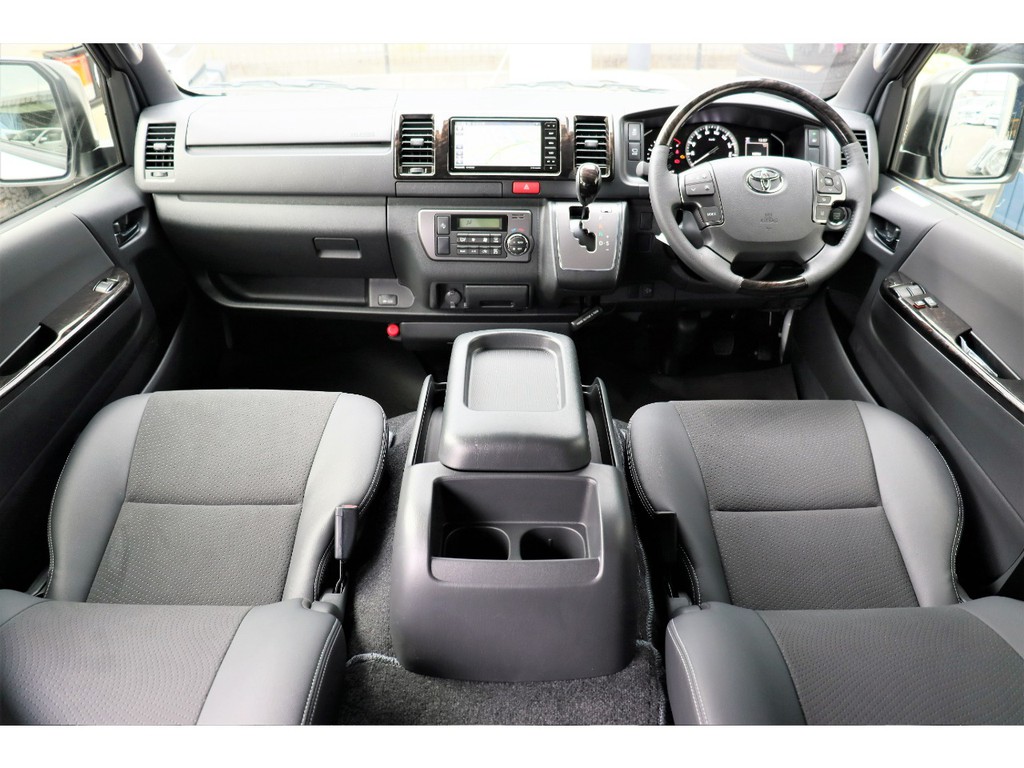 上質なインパネ周り！もう商用車とは言わせません！