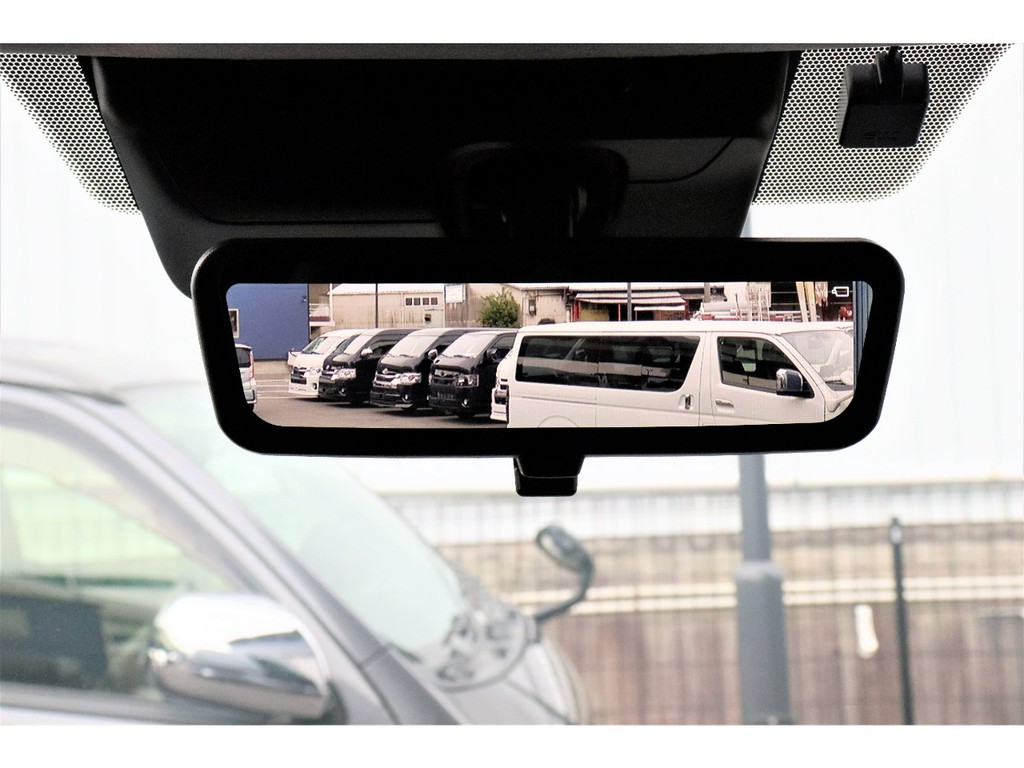 メーカーオプションのデジタルインナーミラー付き