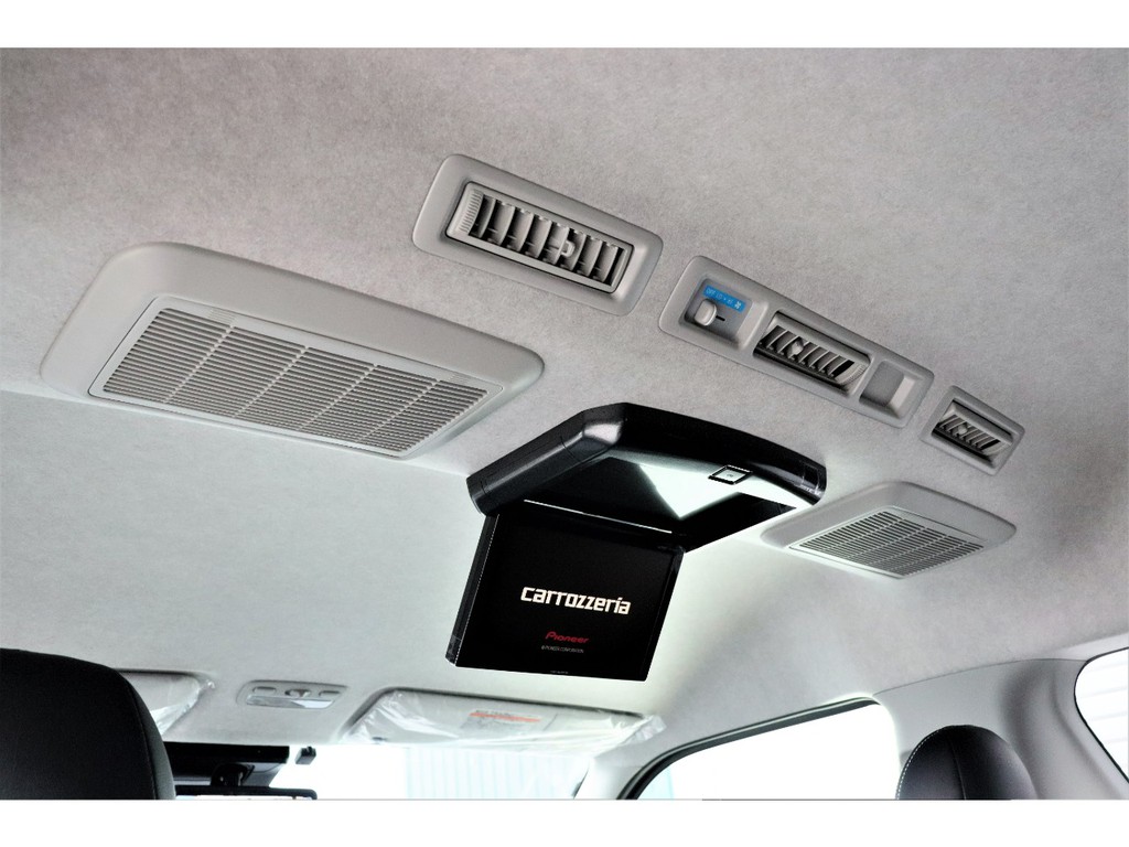 後席にはカロッツェリア製フリップダウンモニターをインストール