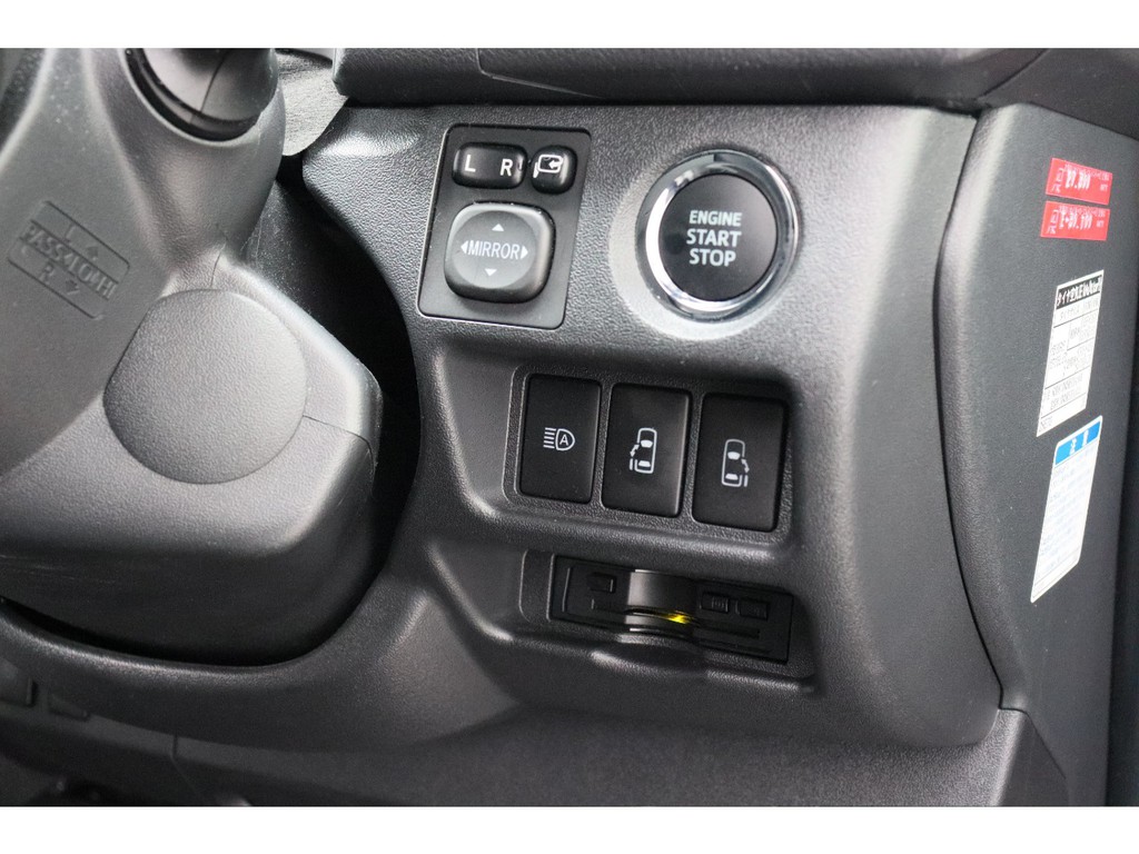 メーカーオプションの両側パワースライドドア付き