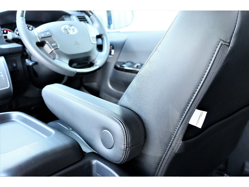 運転席にはアームレスト付き