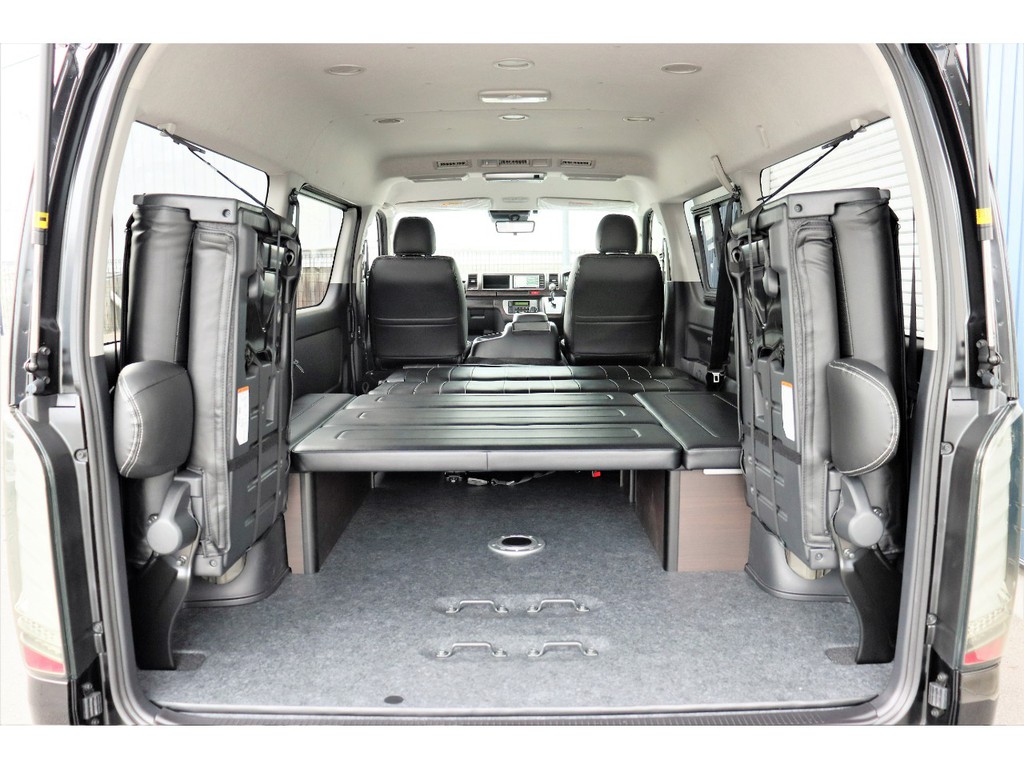 ４列目を跳ね上げれば広々ラゲッジスペースを確保