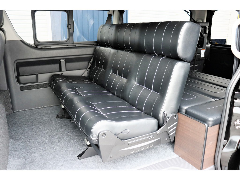 反転可能なセカンドシートは幅広で快適なドライブをお楽しみいただけます！