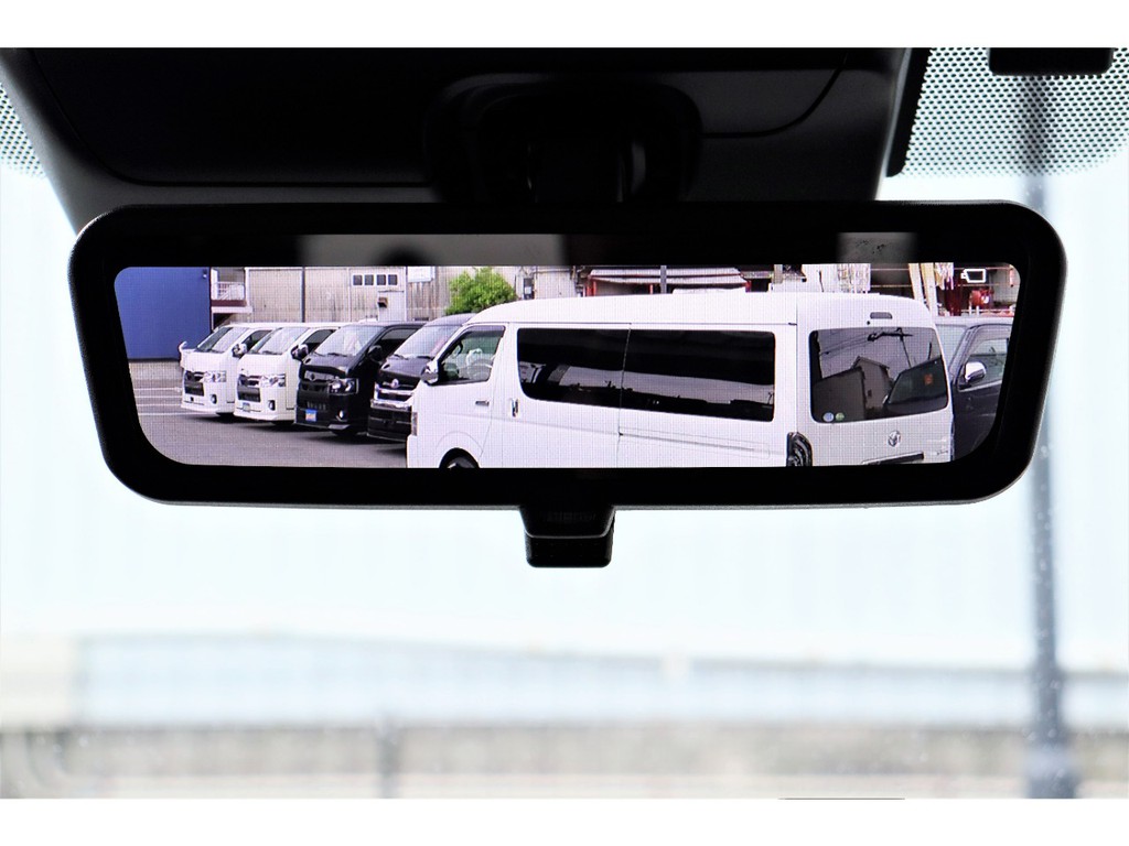 メーカーオプションのデジタルインナーミラー付き