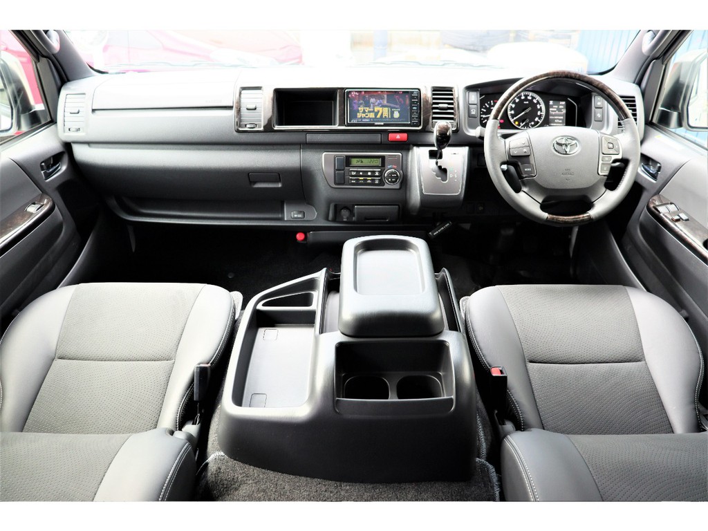 上質なインパネ周り！もう商用車とは言わせません！