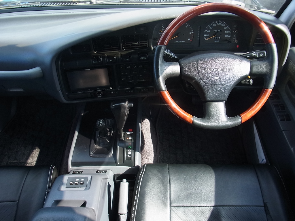 綺麗に保たれた運転席廻り！ウッドコンビステアリング取付