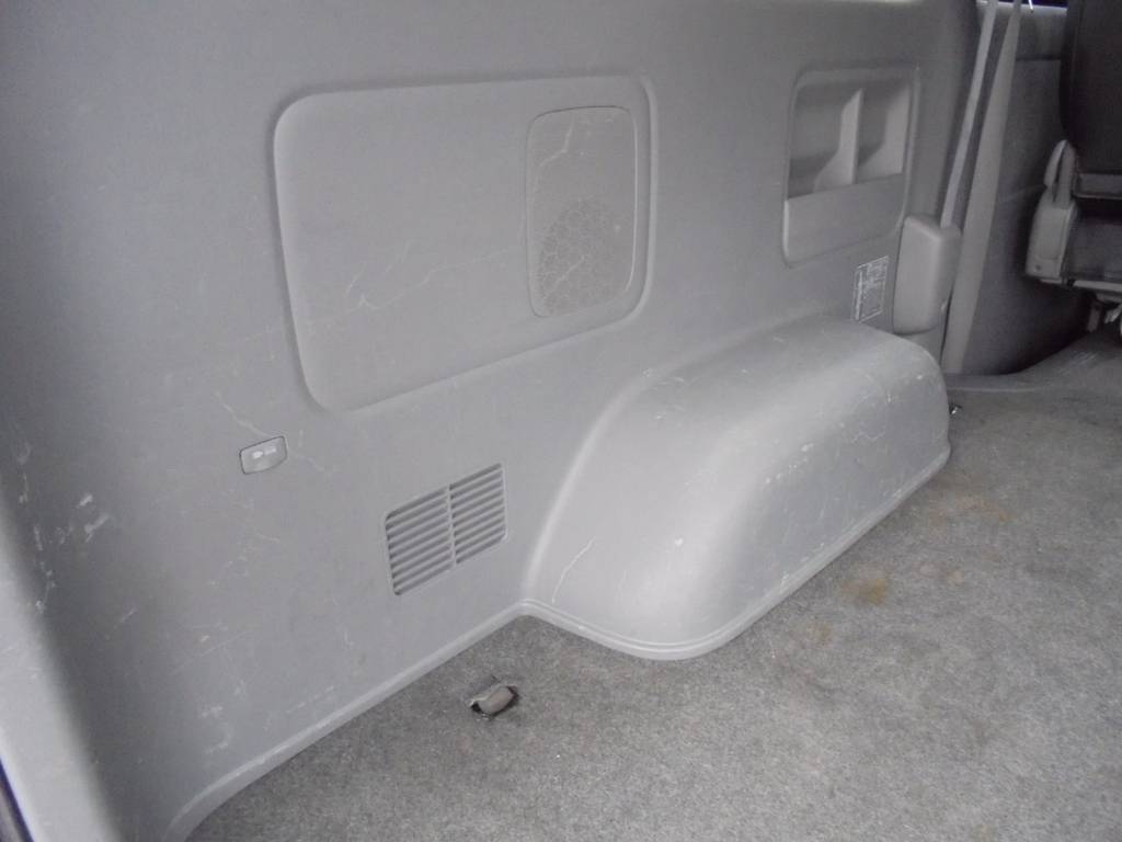 キレイな荷室です。