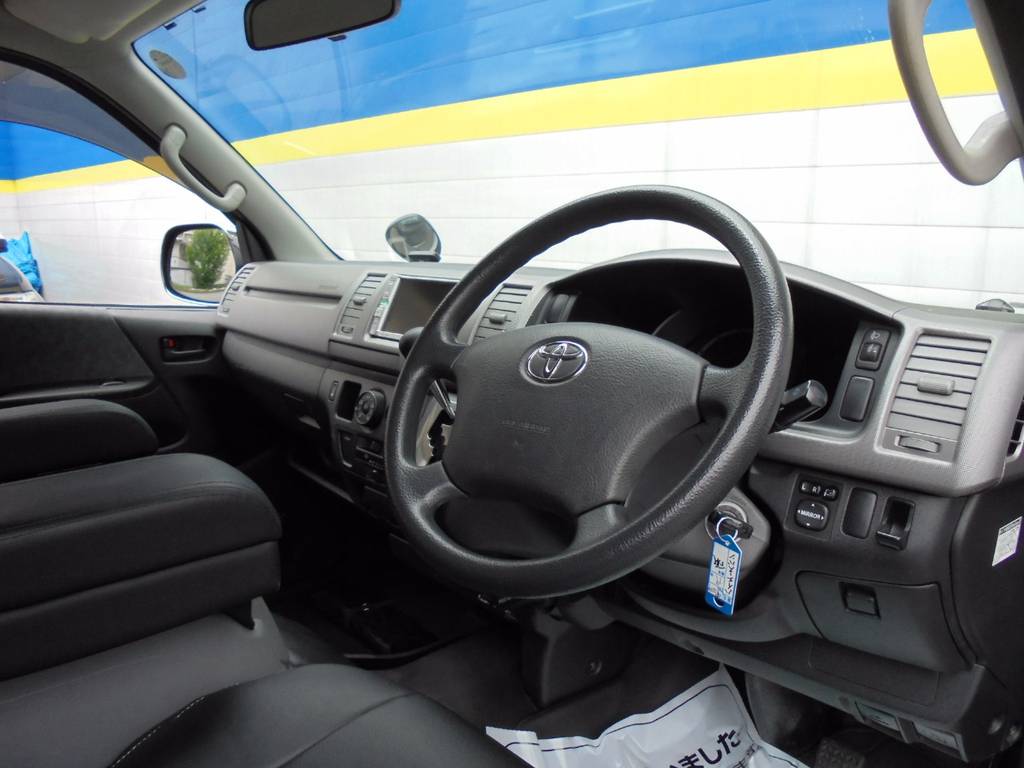 運転席周りもキレイです。