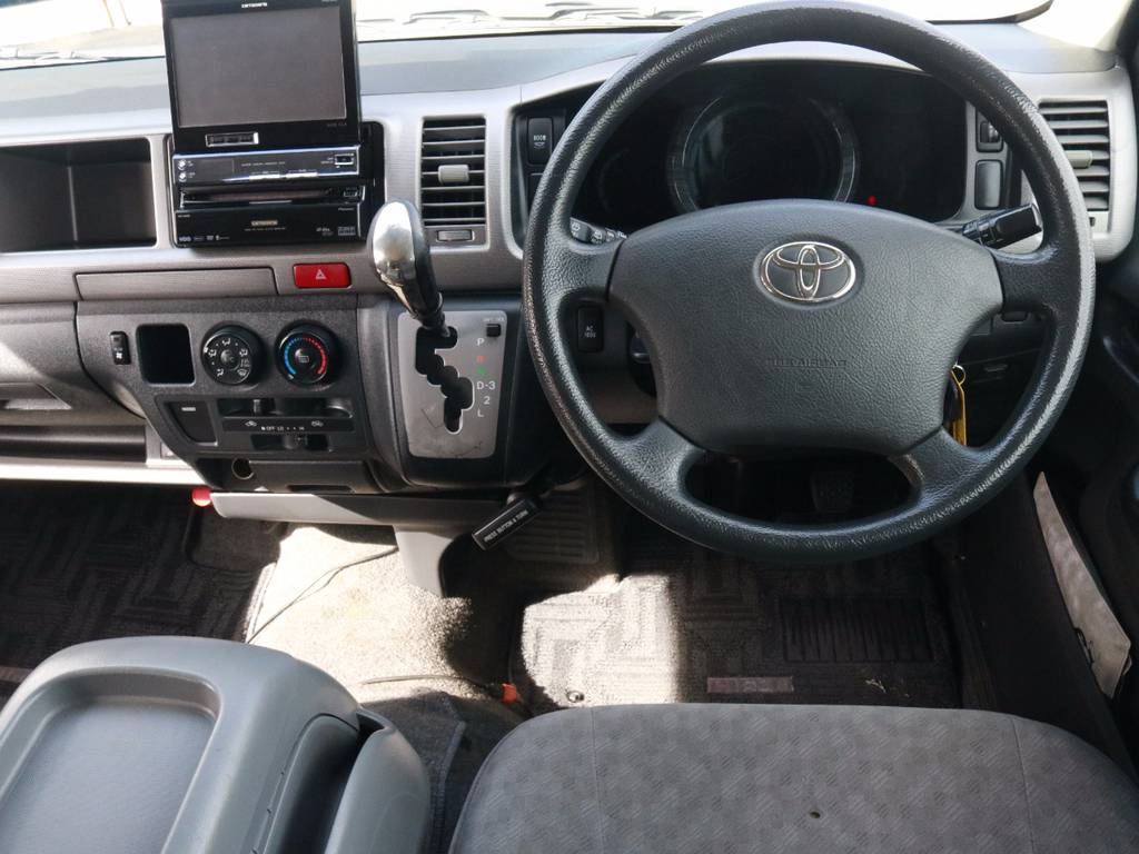 信頼と実績のハイエース！まさに実直な感じの運転席！