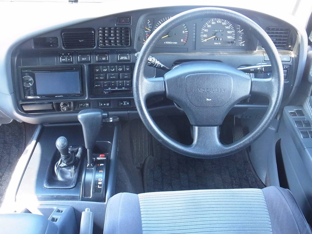 ゆったりとした運転席周りです