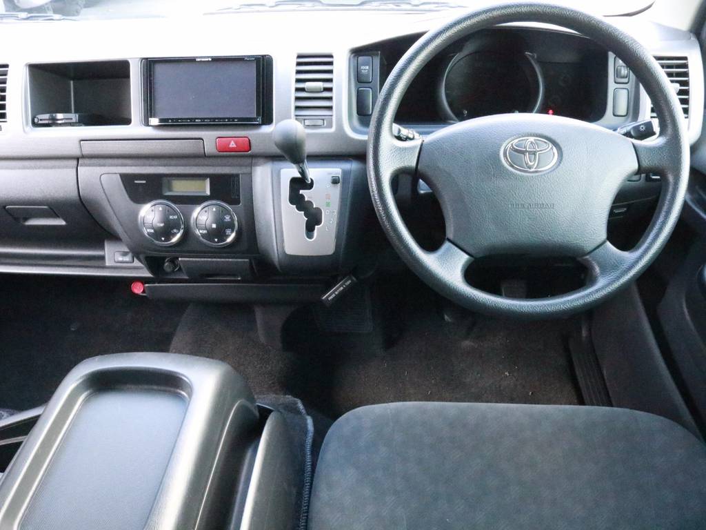 運転席はシンプル！なんだかわからない使わないスイッチとかありませんよ！