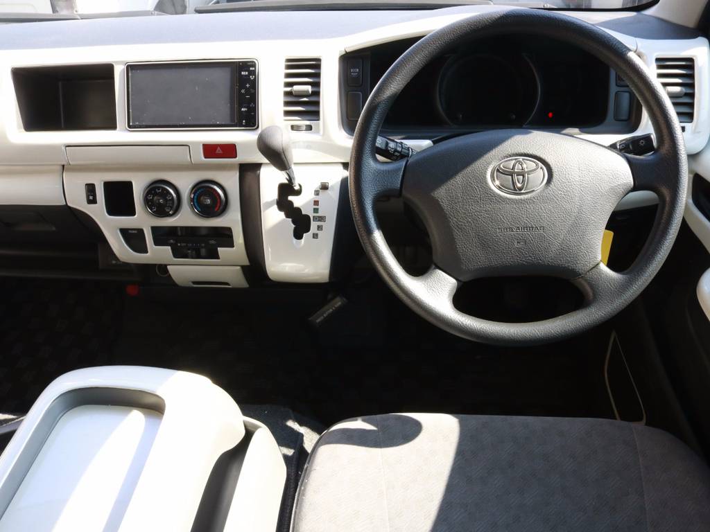 シンプルで使い勝手のいいハイエースならではの運転席周り！！安定感あります！