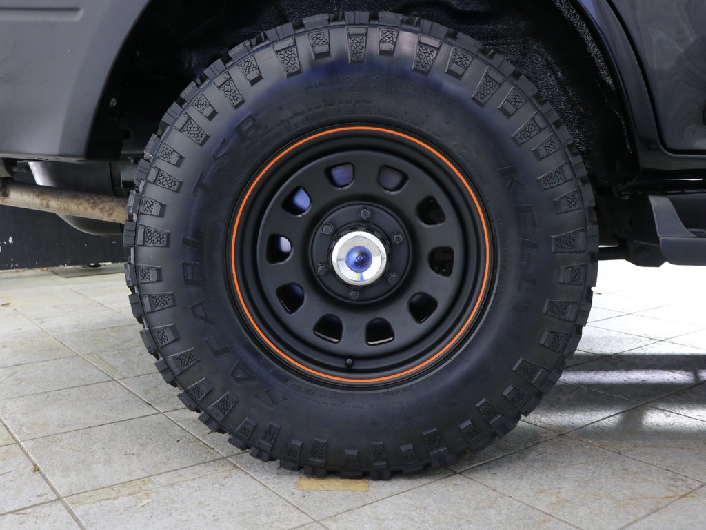 Goodyear傘下の米国タイヤメーカーKELLY製マッドタイヤに、こちらもアメ車でおなじみディトナホイルをチョイス。