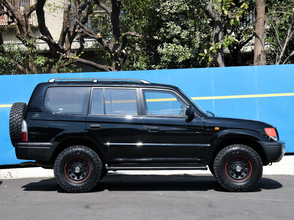 ノーマル車高です。サイドステップ付きで乗り降りも楽々。