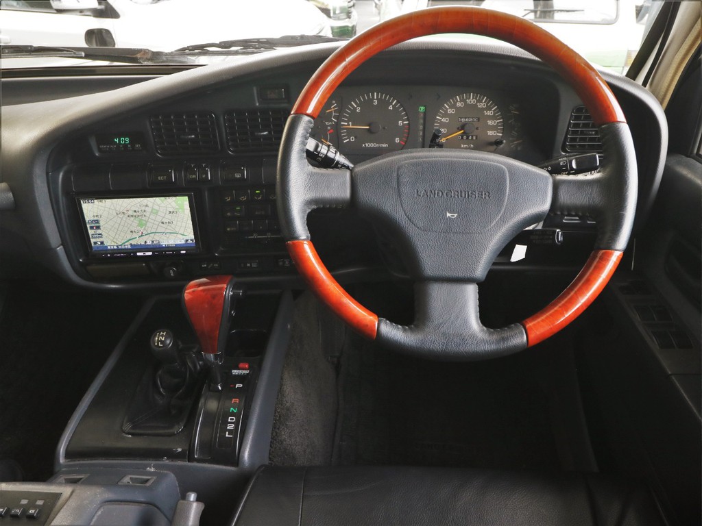 運転者を中心にラウンドするコクピット。ウッドコンビハンドル装着済みですが、ウッド部に若干キズありです。