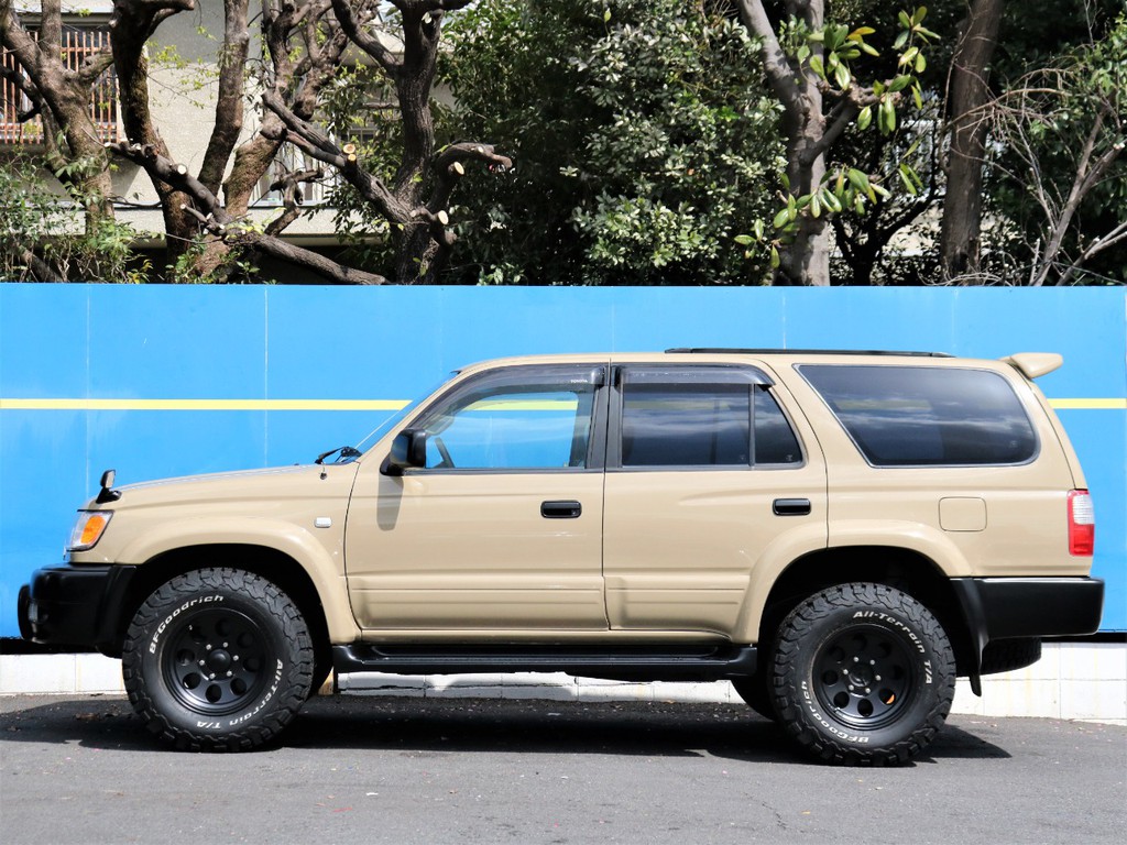 ノーマル車高にサイドステップ付きで乗り降りも楽々です。