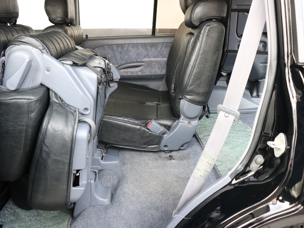 二列目シートは格納できるので、三列目シートへの乗り降りも行いやすいです！