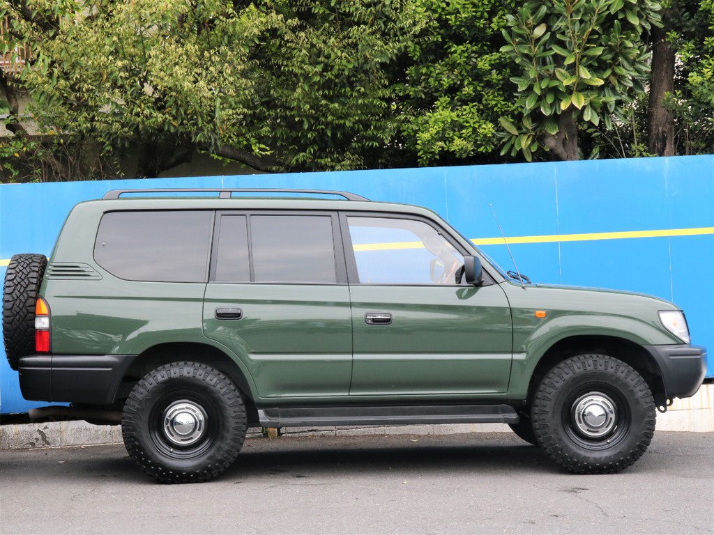 ノーマル車高で、サイドステップ付きなので乗り降り楽ちんです。