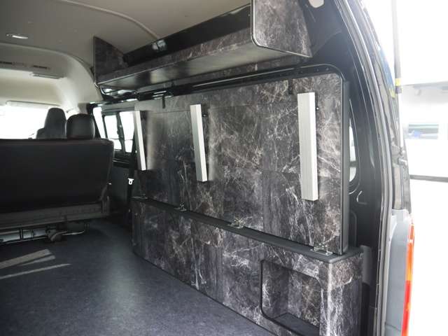 付属のベッドマットは跳ね上げ時内側に収納ができますので車内をすっきりとご利用いただけます。