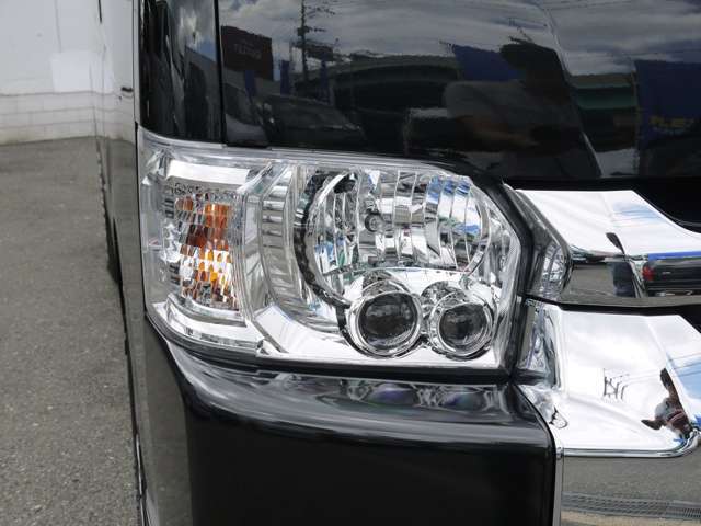 メーカーオプションのＬＥＤヘッドライトも完備しております。