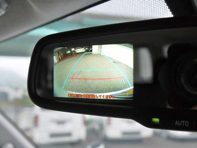 新車時オプションもバックカメラ内臓自動防眩ミラーも完備しております！新車時オプションやカスタム装備も充実！