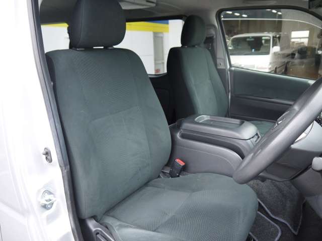 スーパーＧＬは、運転席・助手席ともにセパレートシートとなっておりますのでゆったりとお座りいただけます。