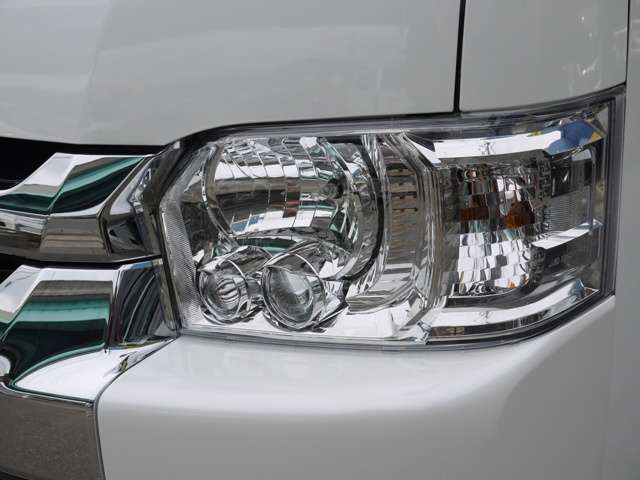 メーカーオプションのＬＥＤヘッドライトも完備しております！