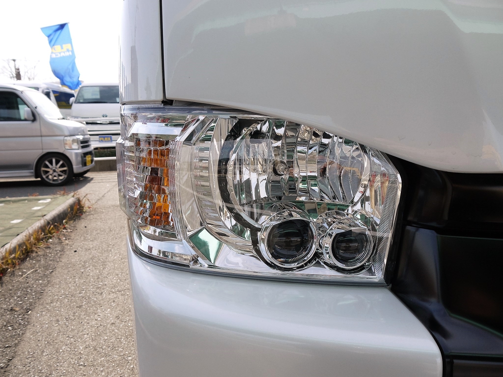 メーカーオプションのＬＥＤヘッドライトも装備済みです！！