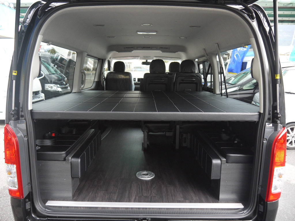 ３．４列目上部にはベッドも装備しておりますので車中泊も楽しめます。