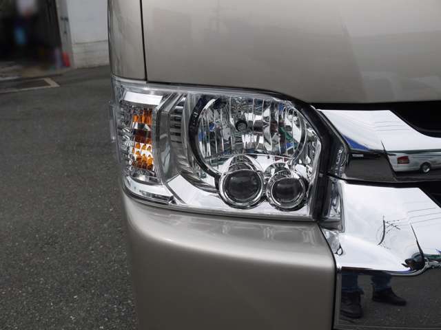 メーカーオプションのＬＥＤヘッドライトも完備しております！