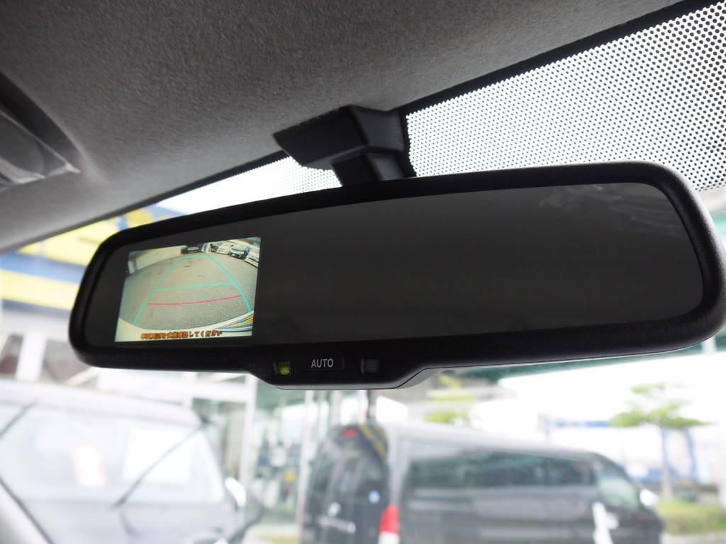 メーカーオプションのバックカメラ内臓自動防眩ミラーも完備！