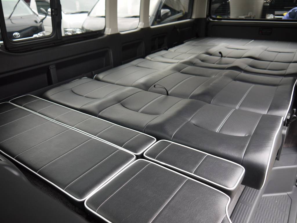 どなたでも簡単にフルフラットベッドに転回可能！車中泊もお楽しみいただけます。当店はキャンピングカーの製作も承っておりますのでキャンパーアイテム他各種カスタムもお気軽にご相談下さい。