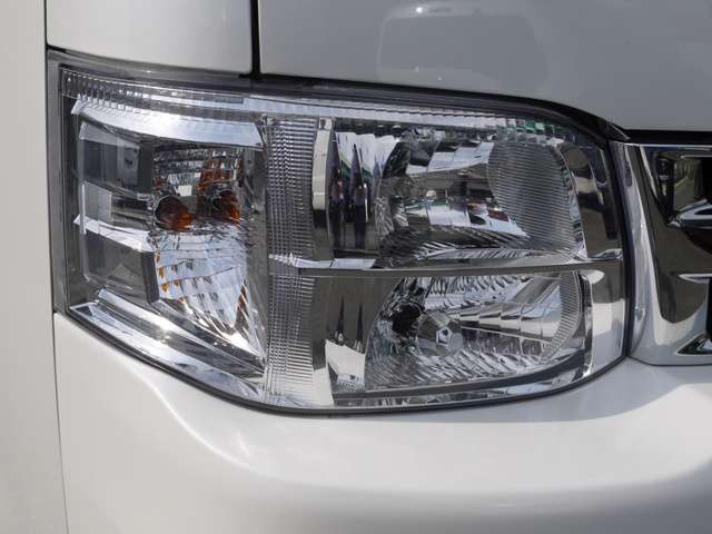 新車時メーカーオプションの純正ＨＩＤも完備しております！