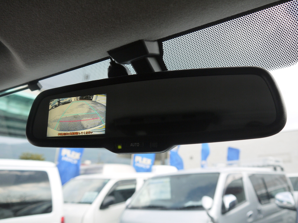 新車時メーカーオプションのバックカメラ内臓自動防眩ミラー完備！