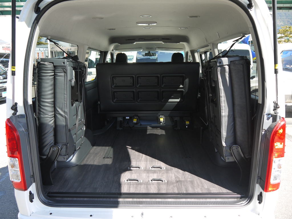 ４列目は純正跳ね上げＳＥＡＴを採用しておりますので前向き９名乗車ＯＫ！