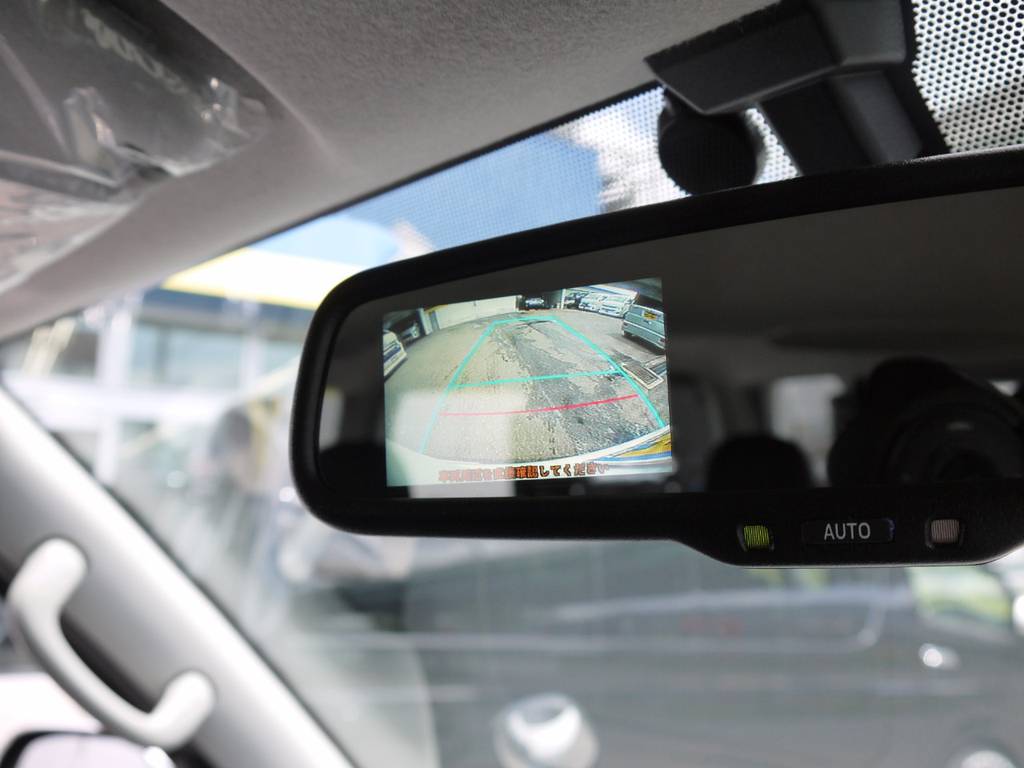 メーカーオプションのバックカメラ内臓自動防眩ミラーも完備！